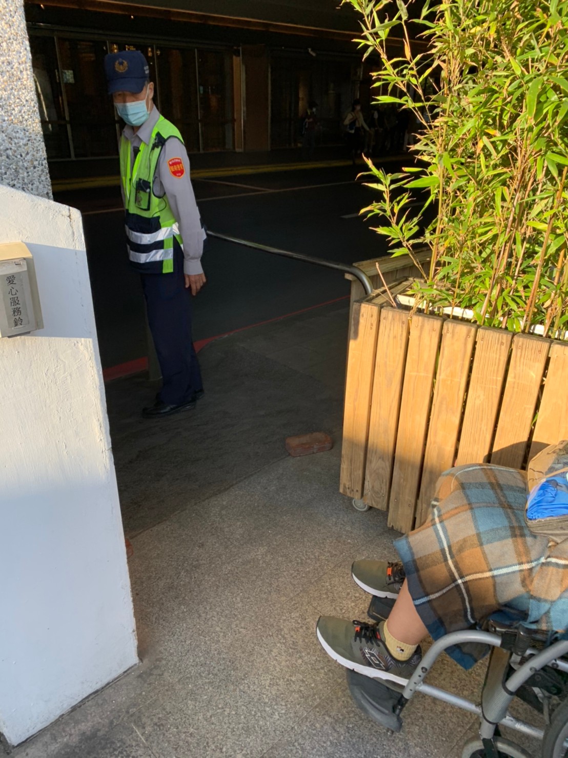 門與馬路